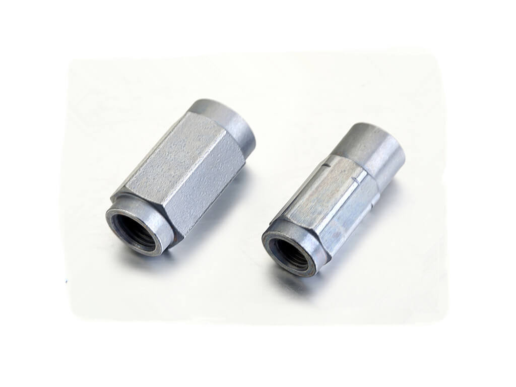 Threaded sleeve for hose stud