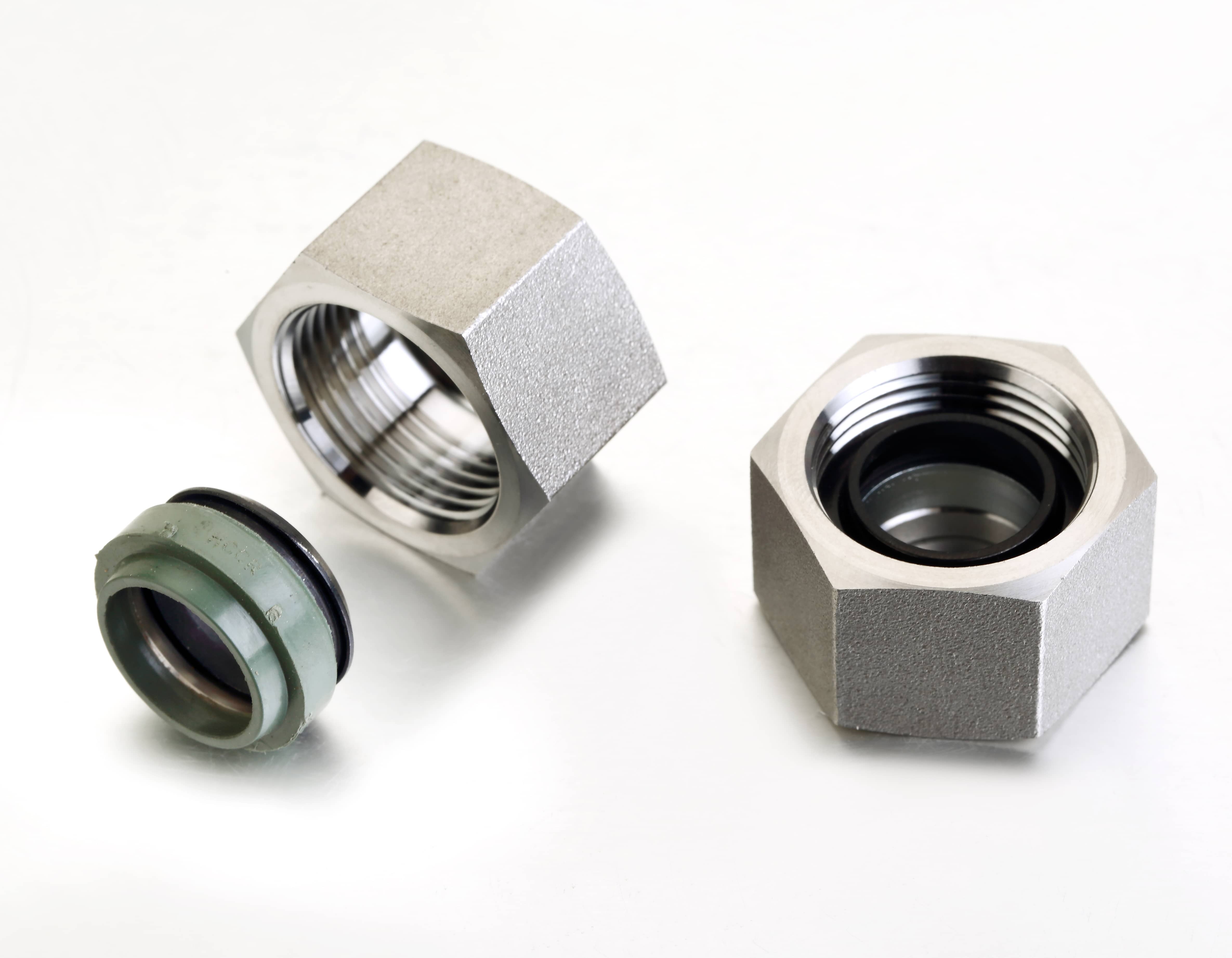  Stainless steel EO2 functional nut assembly with integrated soft-sealing cutting ring and green FKM Viton O-ring for high temperature hydraulic lines.