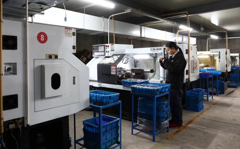• Dedicated assembly and quality testing station for heavy-duty wind power hose fittings designed for extreme vibration environments by Ningbo Weichen Hydraulic.
