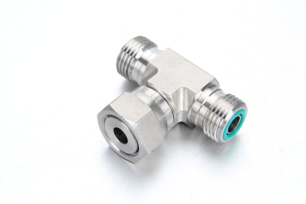 Fitsch high-precision stainless steel ORFS branch tee hydraulic fitting featuring flat-face sealing profiles with captive elastomeric O-rings, engineered for leak-free fluid division in server rack manifolds and high-pressure industrial systems.