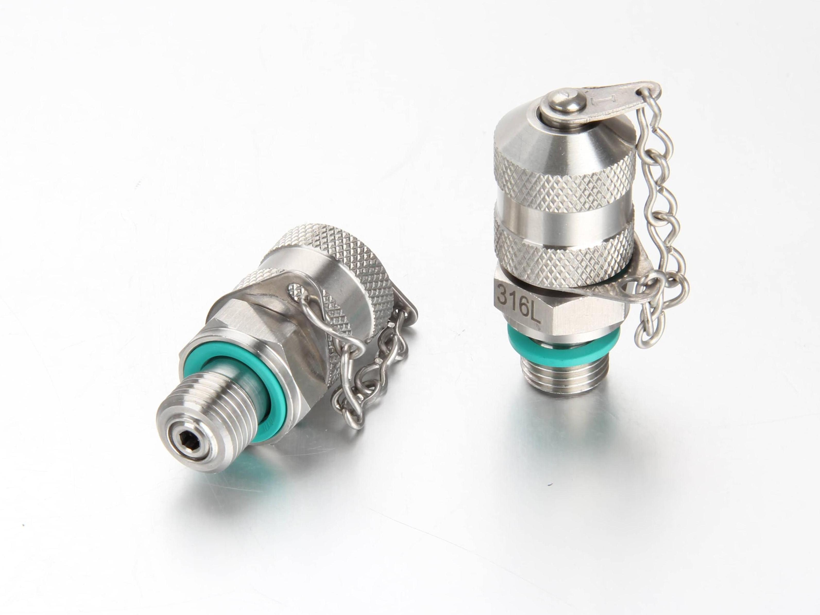 Close-up of hydraulic test point coupling showing the ISO 1179-2 BSPP male thread and a captive rubber ED seal.