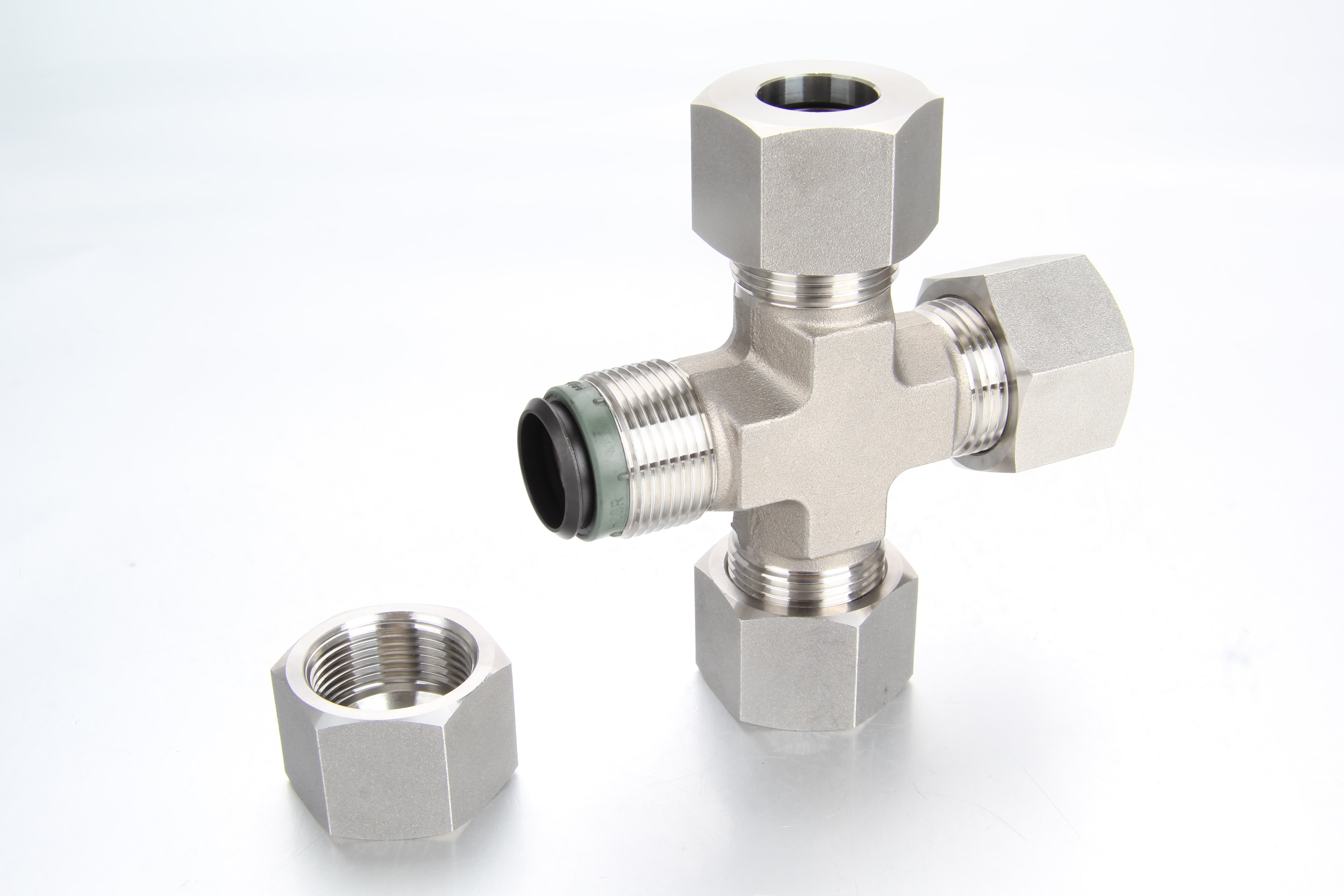  Heavy-duty S series stainless steel EO2 metric hydraulic fittings engineered for high pressure circuits up to 630 bar.