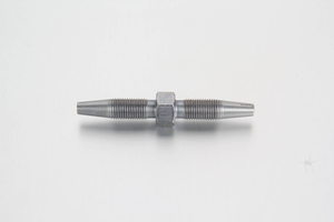 Premium metric straight hose stud union connecting two inline high-pressure grease hoses of identical diameter.