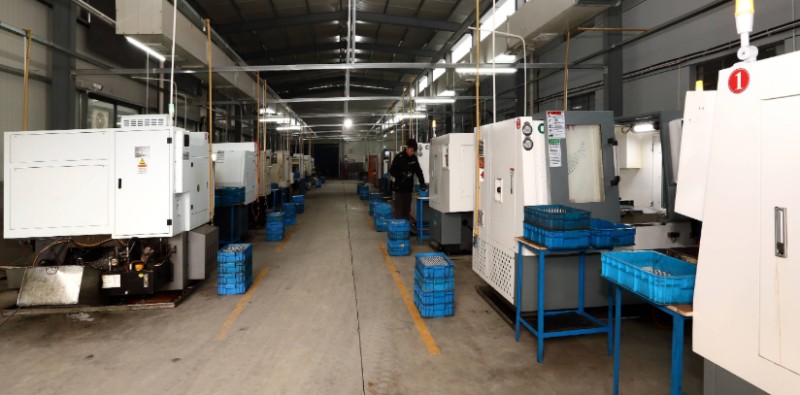 Multi-axis precision CNC machining hydraulics station holding tight dimensional tolerances for custom hydraulic adapters OEM production at the Ningbo Weichen factory